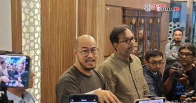 Pandji Pragiwaksono dan Haris Azhar Datangi MUI, Jelaskan Maksud Pertunjukan Mens Rea