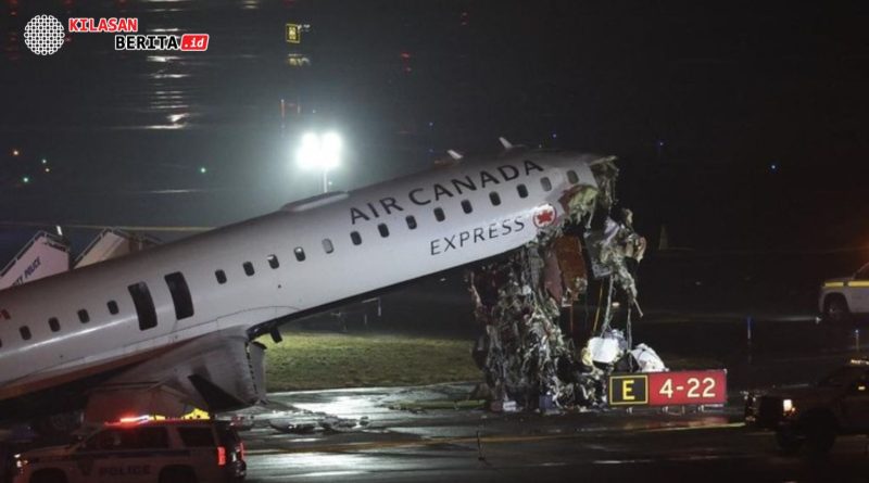 pesawat tabrak truk damkar, Bandara LaGuardia, kecelakaan pesawat New York, Air Canada Express, ATC bandara, kecelakaan penerbangan, investigasi FAA, berita internasional