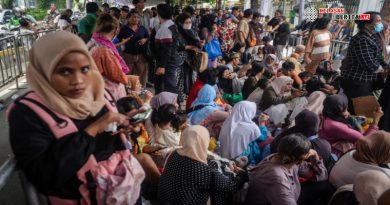 Lansia Depok Antre Berjam-jam di Open House Istana demi Cari Rezeki