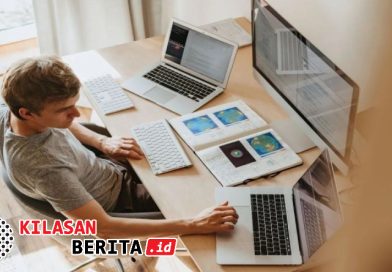 Ilustrasi seseorang duduk pasif menonton televisi yang meningkatkan risiko demensia