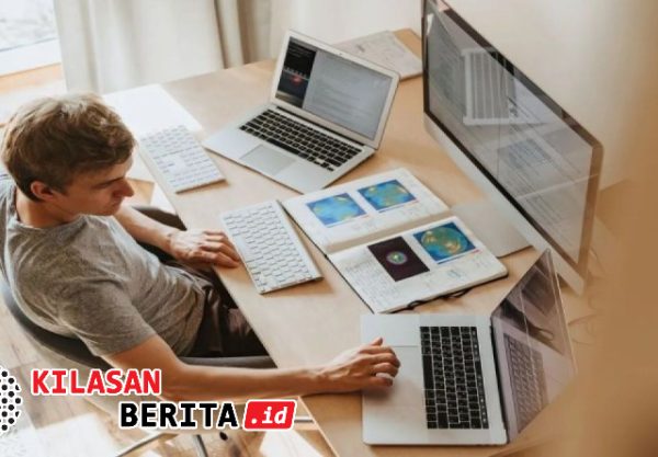 Ilustrasi seseorang duduk pasif menonton televisi yang meningkatkan risiko demensia