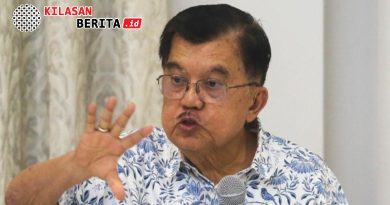 Jubir Jusuf Kalla, Husain Abdullah, saat memberikan keterangan pers mengenai dinamika politik nasional.