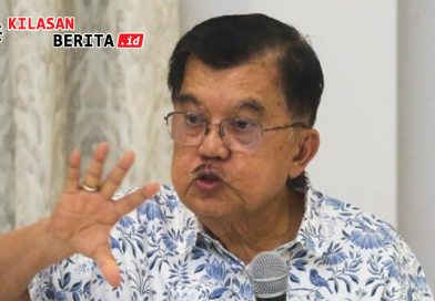 Jubir Jusuf Kalla, Husain Abdullah, saat memberikan keterangan pers mengenai dinamika politik nasional.
